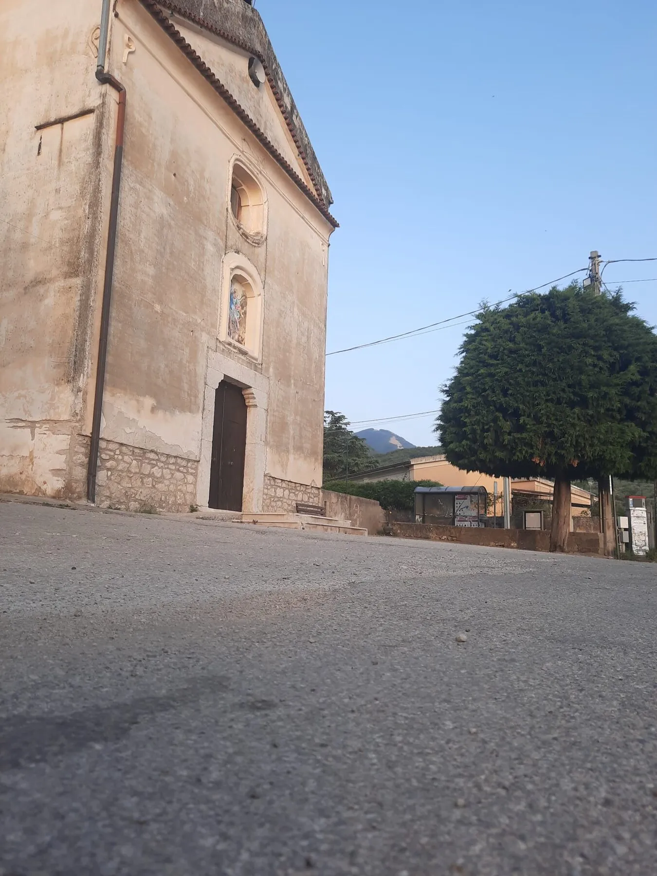 La chiesa e la strada principale del borgo di Laiano